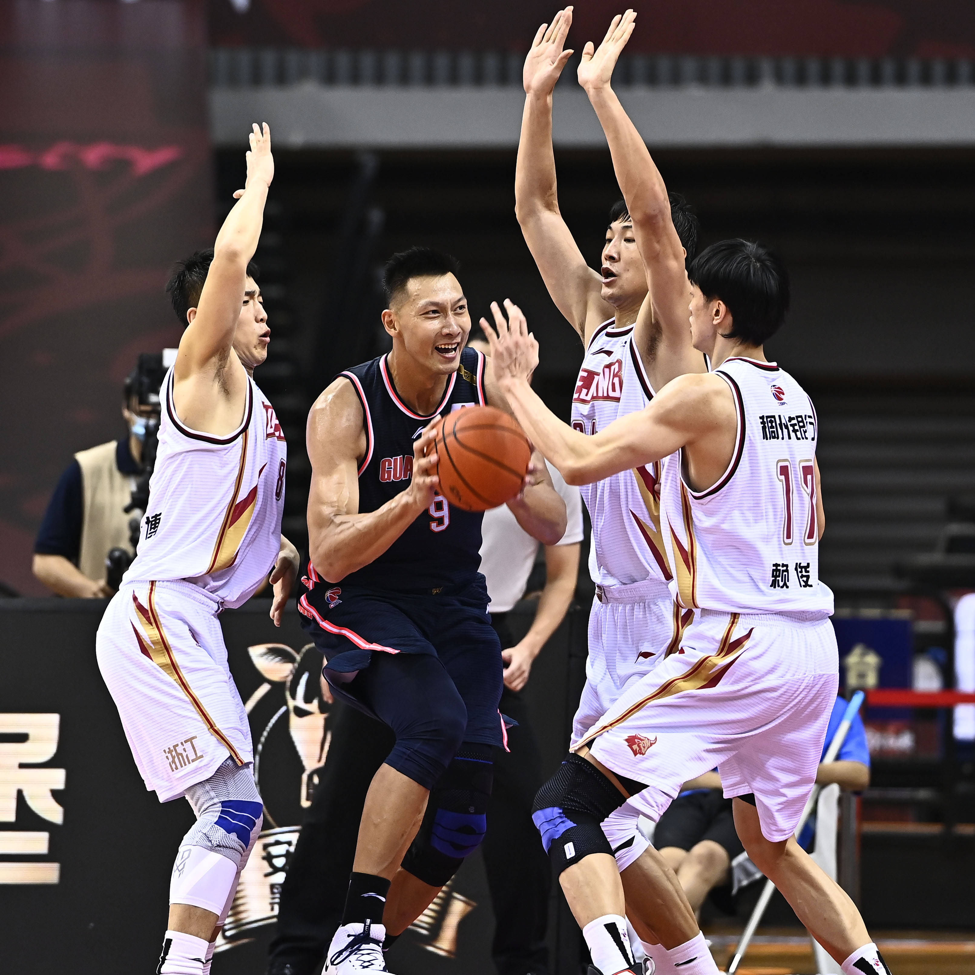 雷竞技娱乐入口 -风云突变！新疆广汇赛后完成体检；CBA常规赛版图或变；气氛紧张；临场指挥获称赞 